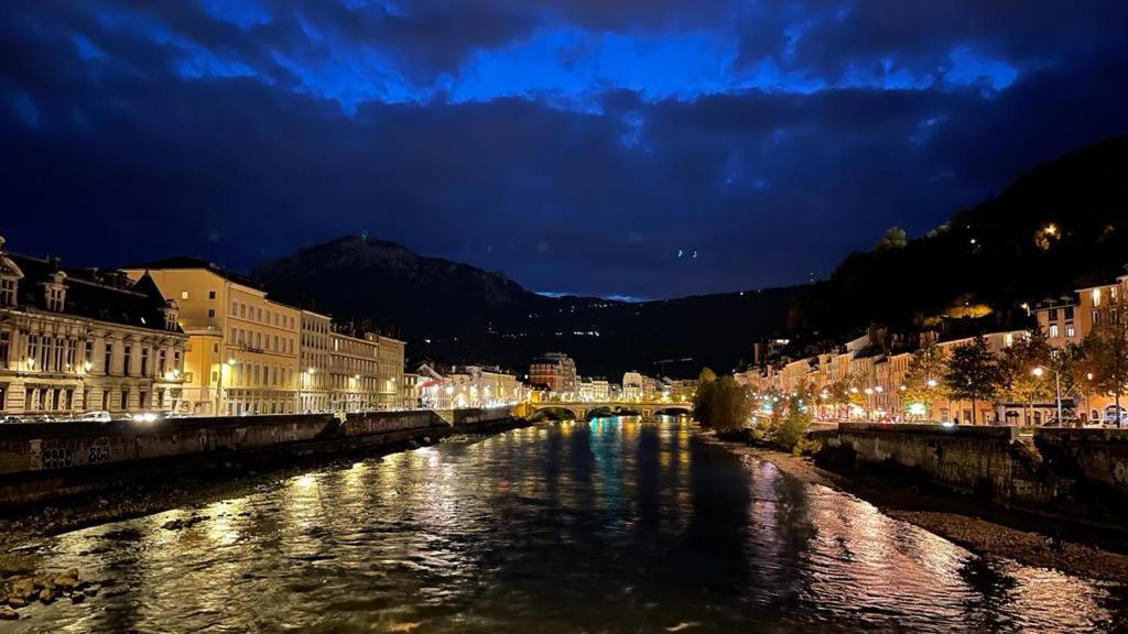 Cosy And Calm In Grenoble City Heart With Free And Large Parking Q-Park Chavant Esterno foto